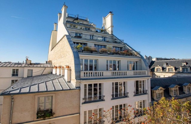 A WELCOMING TOP FLOOR HAVEN OF CALM IN MARAIS PLACE DES VOSGES -