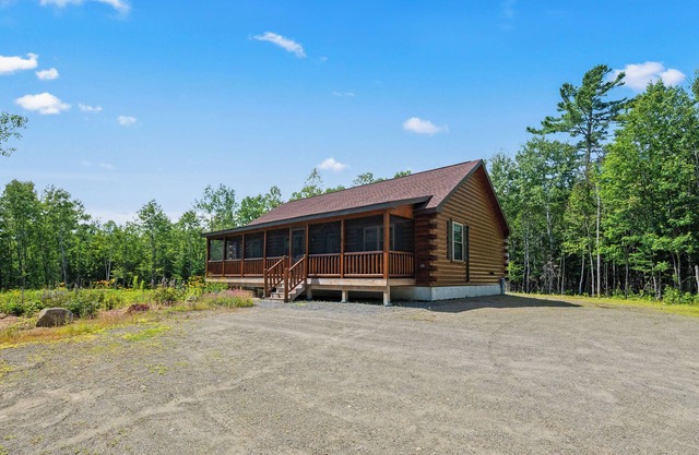 Abazi Lodge - New log cabin right off Quimby Pond Road!