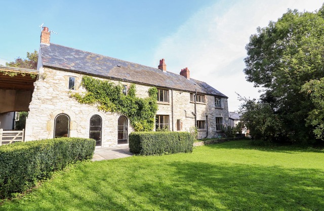 ABBEY COTTAGE, pet friendly, character holiday cottage in Denbigh