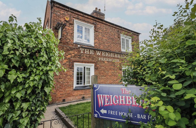 ABOVE THE PUB, pet friendly in Alvechurch