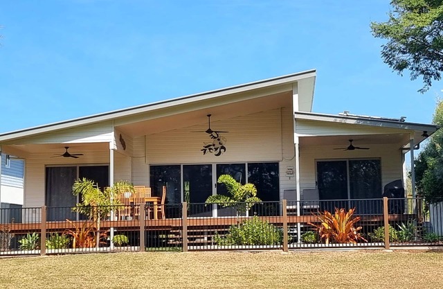 ABSOLUTE BEACHFRONT 30 seconds walk the to beach DOG FRIENDLY SLEEPS