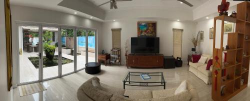 Absolute Beachfront 2 Bedroom Luxury Holiday Apartment