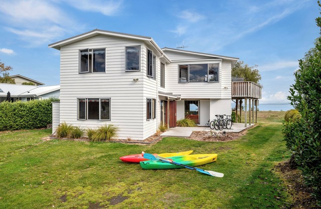 Absolute Waterfront with WiFi - Five Mile Bay Home