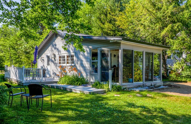 Absolutely Adorable Lake Winnipesaukee Cottage for 5