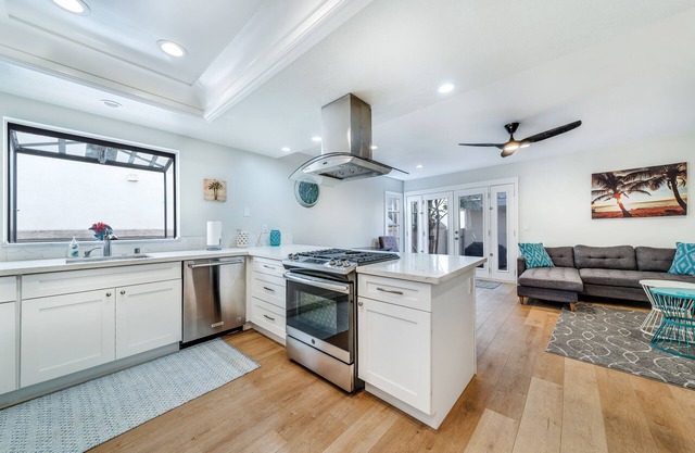 AC, spa, bikes, deck, Steps to beach and shops