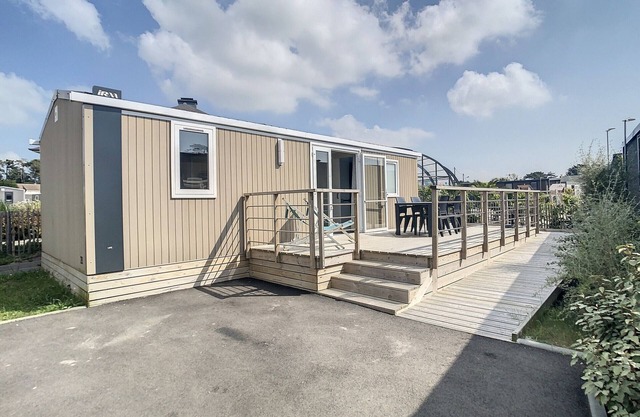 Accessible Comfort Mobile Home: 4 Guests, 200m from Beach, Heated Pool, Fitness Room, Parking