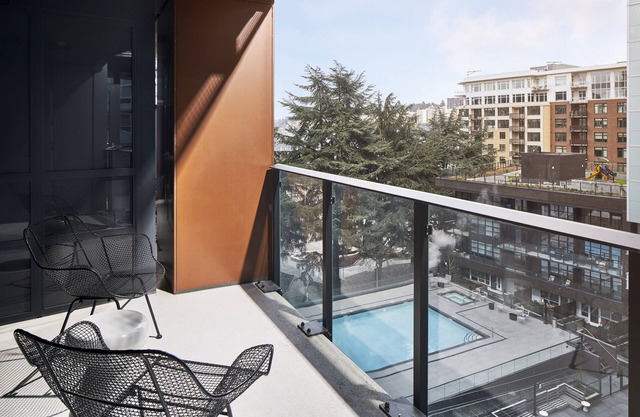 Accessible King Studio w/Kitchen, Laundry & Resort Amenities in Seattle!