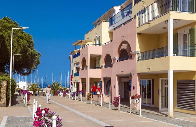 Accommodation in Solenzara, air conditioning, balcony, pool, near the beach B4