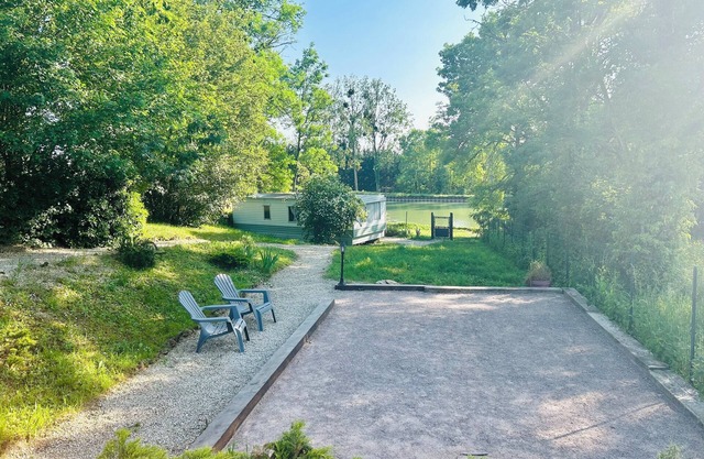 Accommodation on the banks of the Burgundy Canal