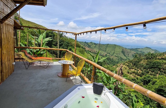 Acogedora cabaña en Eje Cafetero Colombiano con preciosa vista a las montañas