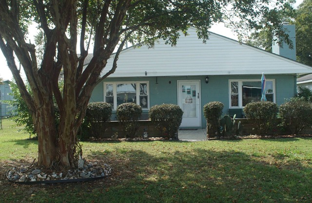 Across from the Albemarle Sound. 4-bedroom cottage in Roper, NC. Pet friendly n