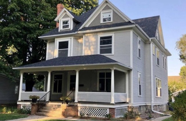 Ada’s Guesthouse- historic home close to lake, shopping, parks, trails, BVU