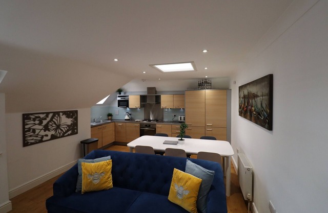 Addlestone - Spacious - Two Bedroom (Two Bathroom) Apartment