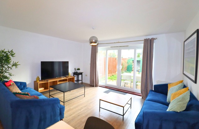 Addlestone: Stylish & Modern Four Bedroom (Three & half Bath) Townhouse