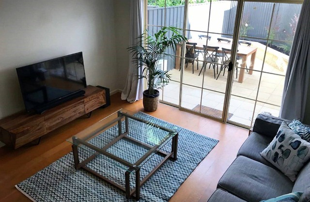 Adelaide | 3BR Norwood Townhouse | Fringe Stay + Wi-Fi + Parking + Smart TV | Walk Everywhere