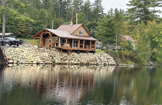 Adirondack lakeside 4 season home on Lake Algonquin with new hot tub