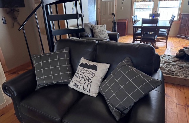 ADK CabinnCozy cabin just inside the blue line. A great place to relax or play!
