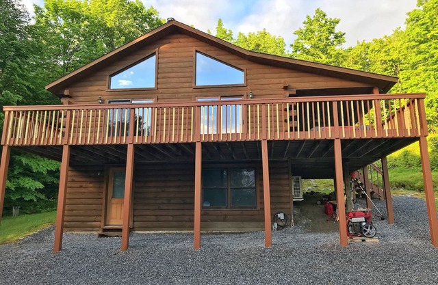 ADK Log Cabin - For The Nature & Wine Lover. Close to LRH Winery, LG & Saratoga.