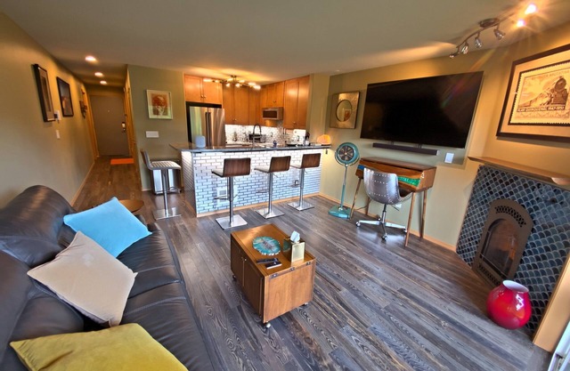 Admiral’s Nest—Luxury & Location in West Seattle (Pets OK)