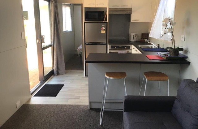 Adorable 1-bedroom guesthouse with a deck