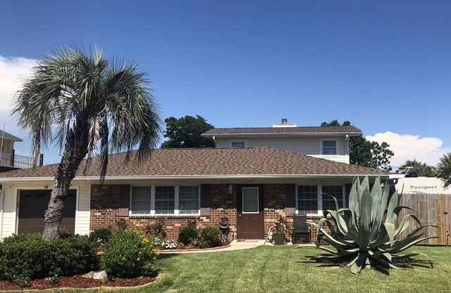 Adorable 2-Bedroom Vacation Rental- Ideal Location- 8 minute walk to the beach!