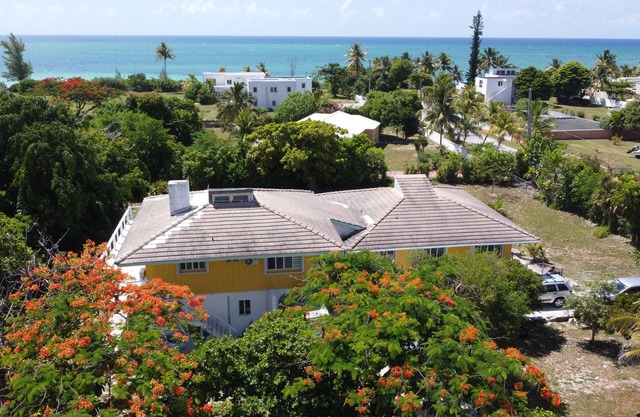 Adorable 2 bedroom suite - 200 steps to beach, car available