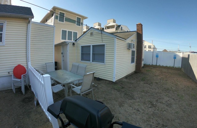 Adorable 2br half a block from the beach