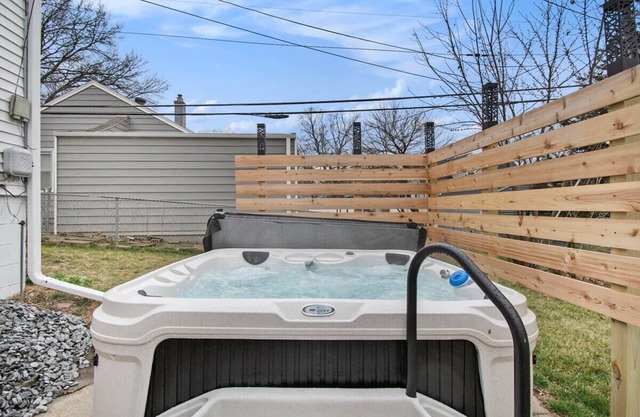 Adorable 2BR, Hot Tub, Close to Attractions!