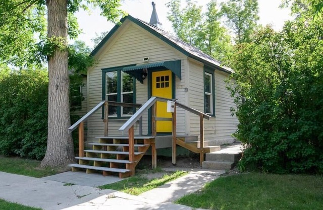 Adorable and Cozy Bungalow - 2 Bedrooms - 1 bath