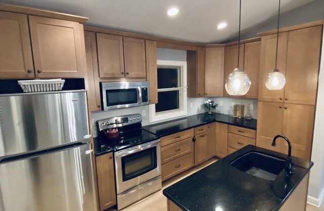 Adorable Bungalow Near Hospital, University, Hike/Bike Trails and Museums!