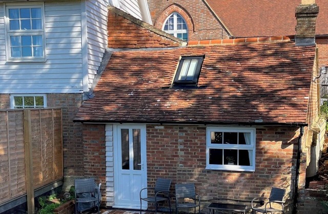 Adorable cosy country cottage in beautiful English Countryside