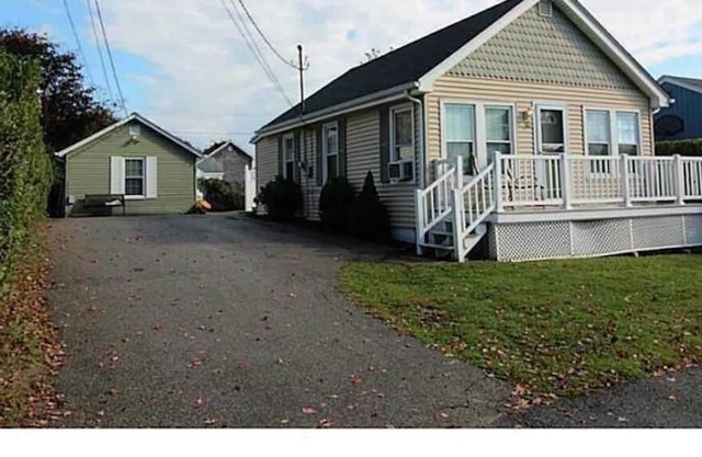 adorable cottage just a short walk to beautiful Scarborough beach