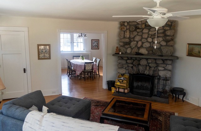 Adorable Cottage on the Edge of the National Forest and Trails and Walk to Town