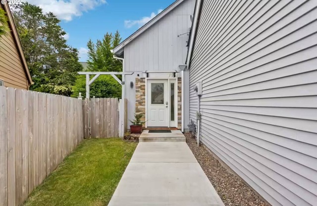 Adorable, cozy 2 bedroom guesthouse, close to PDX, built to work away from home