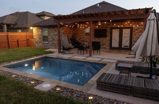 Adorable Cozy home With POOL. 35 min to SPI or Space X!