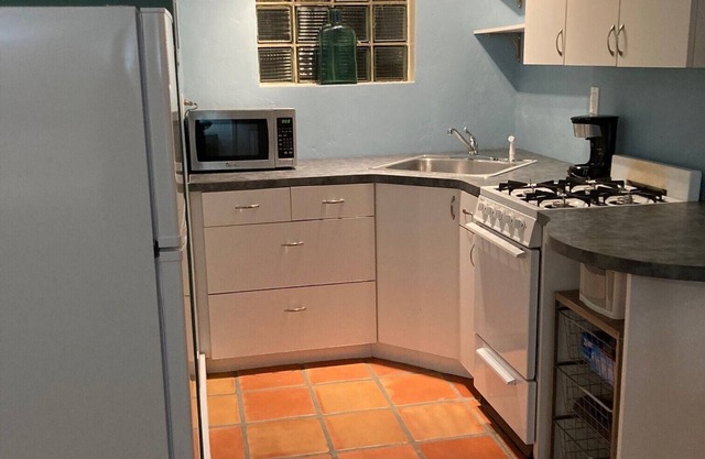 Adorable Guest House close to dwtwn w/private yard
