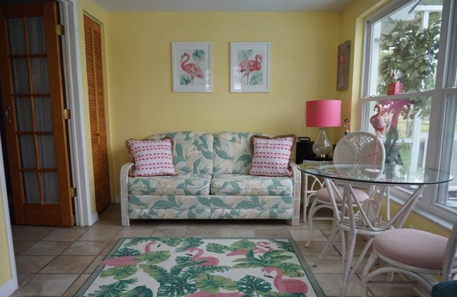 Adorable Home, private pool, peaceful private setting in back yard