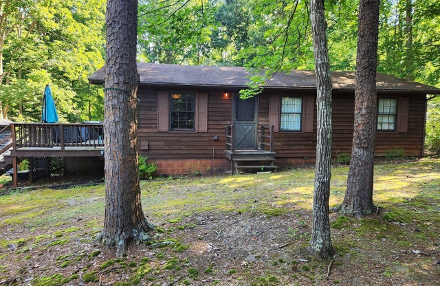 Adorable lake access bungalow w/obstacle course,firepit &more-Walk to the lake!