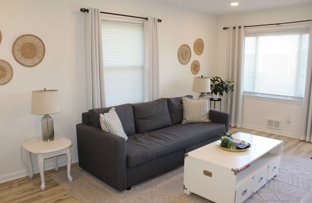 Adorable lake house retreat - steps from the lake and restaurants!