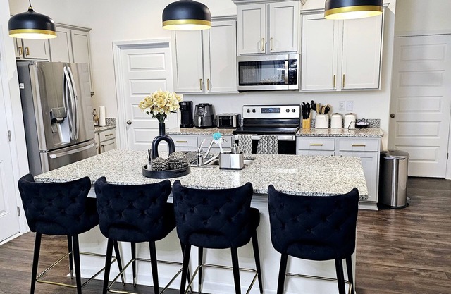 Adorable & Luxurious Happy Haven with queen bed.Suitable for Professionals.