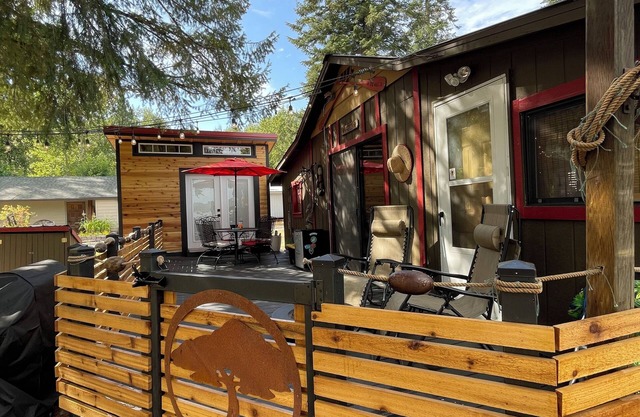 Adorable Newman Lake Tiny cabin & Bunkhouse steps to beach, WiFi, AC, Fireplace