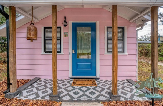Adorable Private Tiny Home "The Pink House" in Downtown Mt. Dora! Pet Friendly