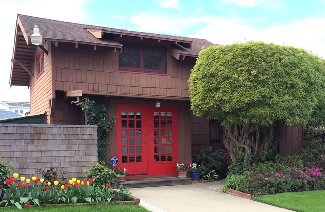Adorable Seabright Bungalow - Steps to the Beach!