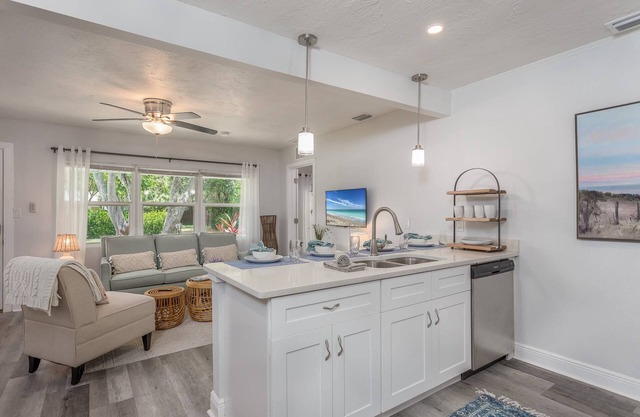 Adorable "Seagrass Cottage" | Near Sarasota Beaches | Dog Friendly | Hot Tub & Gazebo