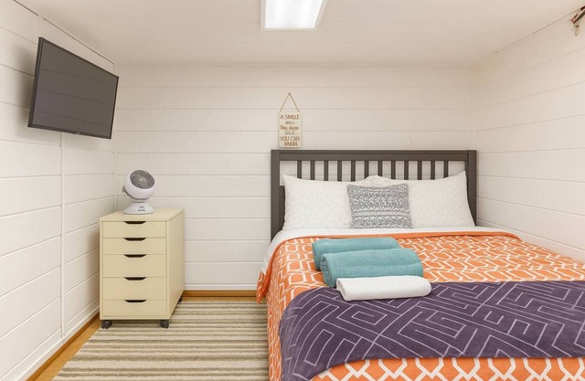 Adorable Self Contain Basement room with WiFi in charming Medford