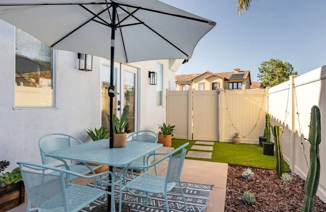 Adorable studio with easy parking on the street. Ask if you need driveway.