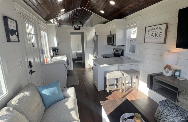 Adorable Tiny Home on Lake Tapps with AC, WiFi, and Mountain Views!