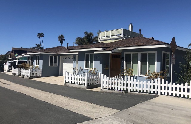 Adorable Ventura Beach Surf Bungalow on Prime Beach Lane