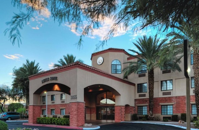 Adventure Awaits! 2 Spacious Units Near The Art Institute of Tucson, Pool