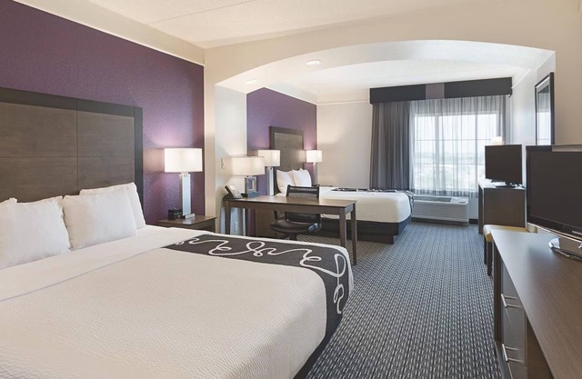 Adventure Awaits: Comfy Retreat Near Arlington's Top Attractions!